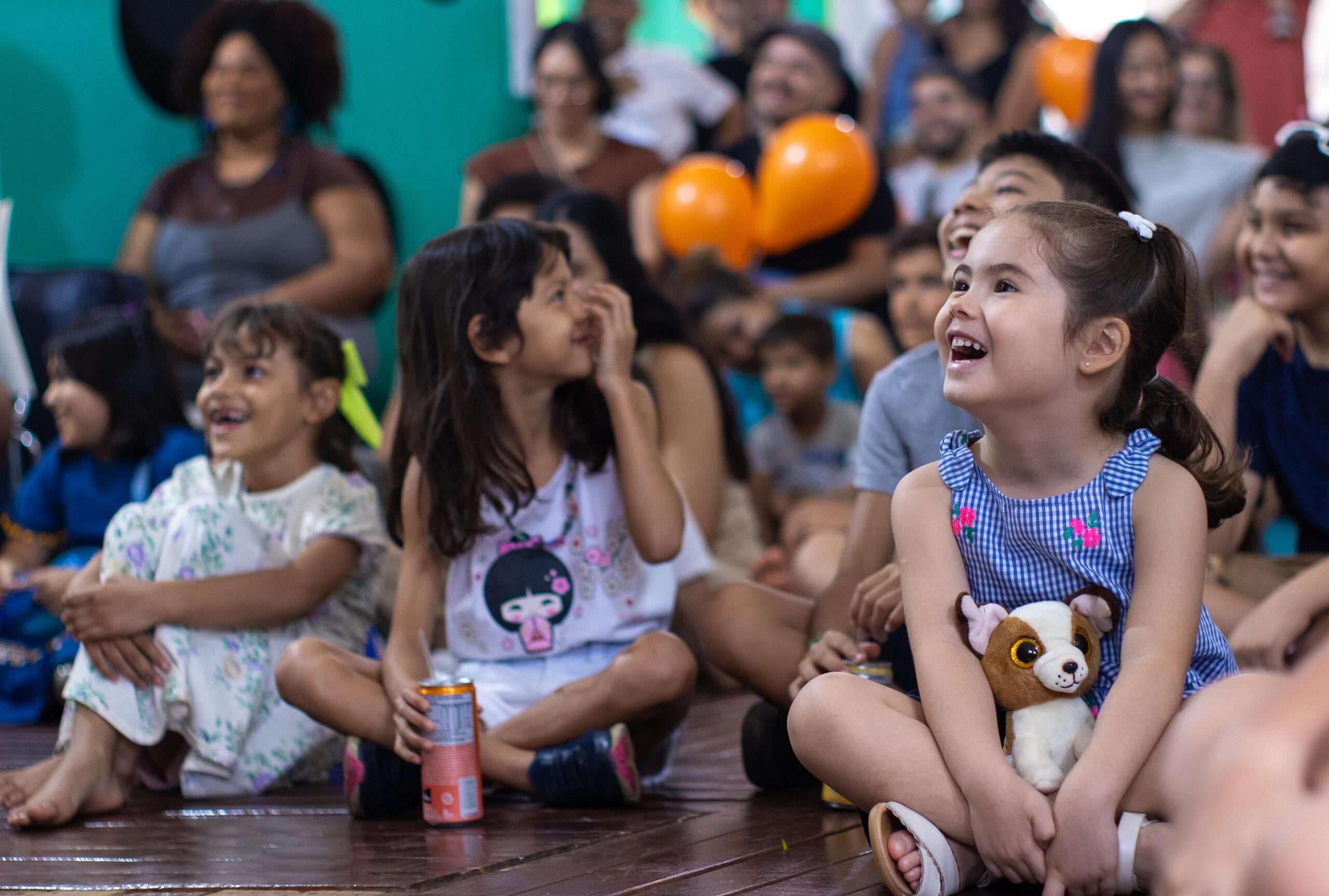 Criançada durante atividade da BIENAL PANTANAL (Foto: Dafne Alana)